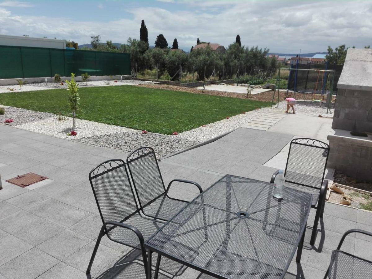 Cozy Apartment With Sea View Kastela Exterior photo